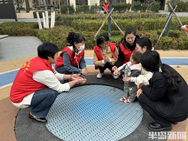 宝融配资 青岛六名大姨成“共享奶奶” ，坚持一年多免费给小区家长接娃